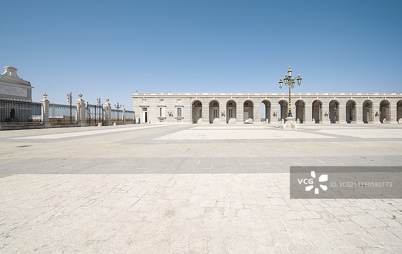 西班牙马德里皇宫广场空地图片素材