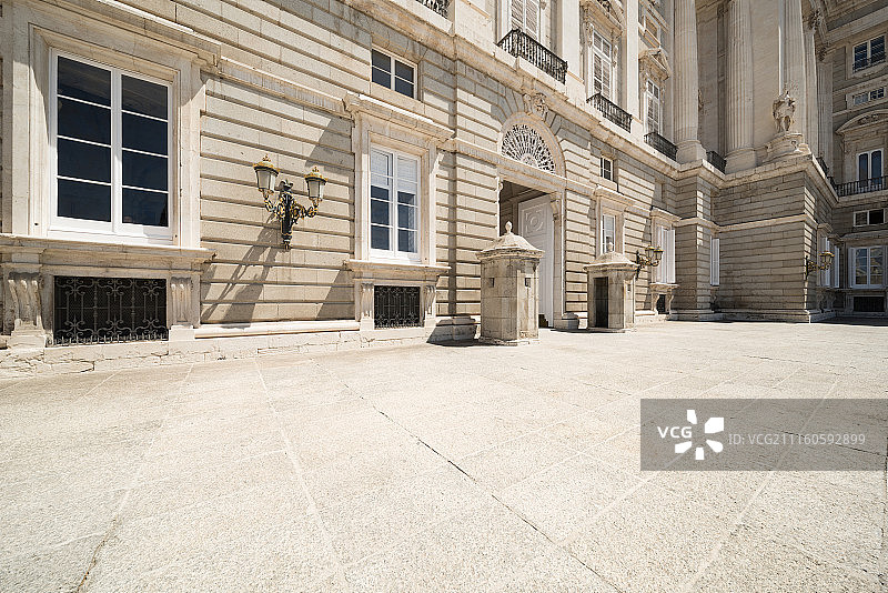 西班牙马德里皇宫的广场空地图片素材