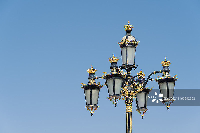 西班牙马德里王宫的精美路灯图片素材
