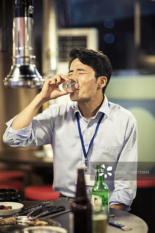 商人在餐厅喝烧酒的摄影图片素材