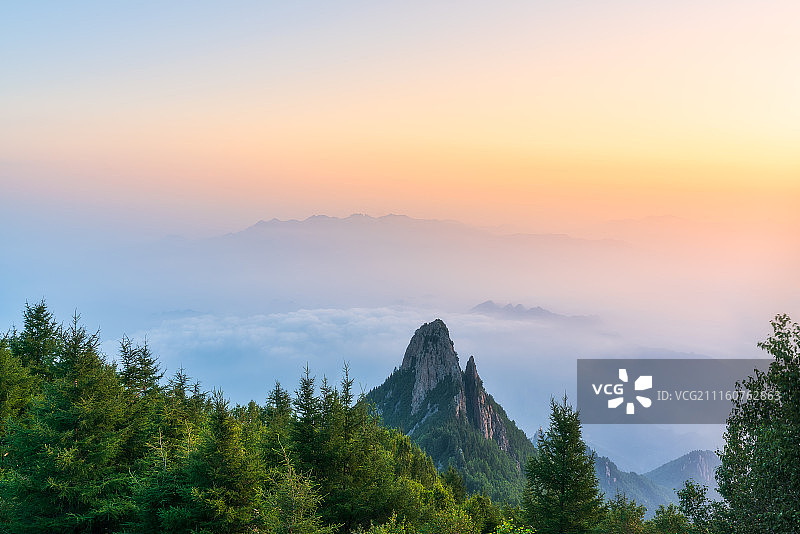 北京雾灵山日出图片素材