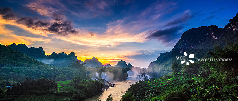 广西跨国德天瀑布图片素材