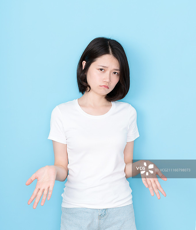 女生无奈摊手图片素材