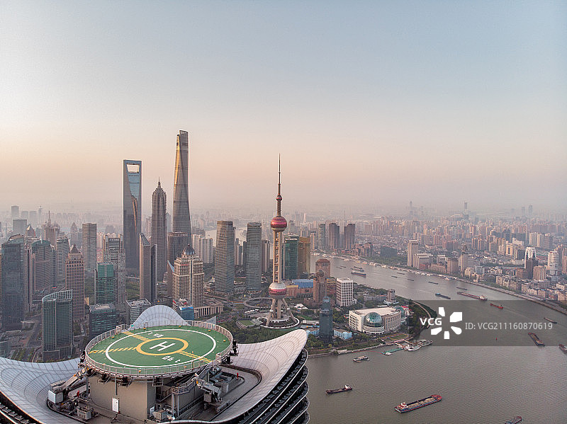 航拍塔冠停机坪图片素材