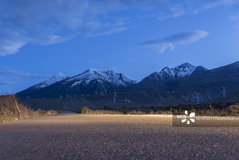 夜晚雪山公路图片素材
