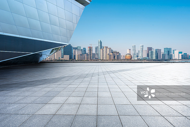 宽阔广场与杭州城市天际线图片素材