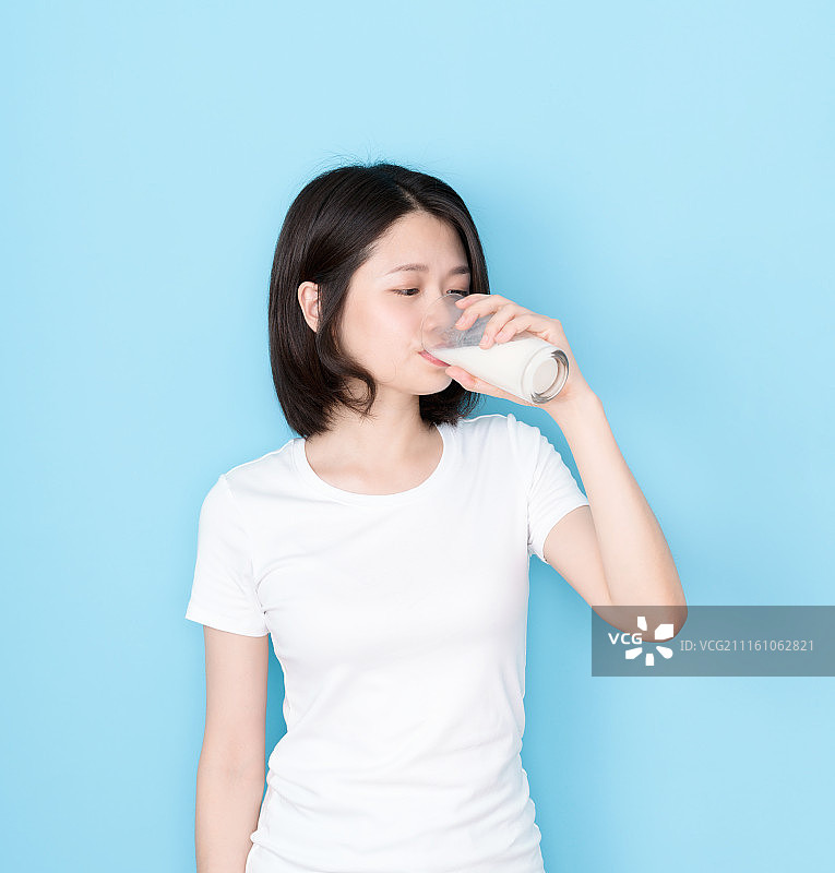 在喝牛奶的女人图片素材