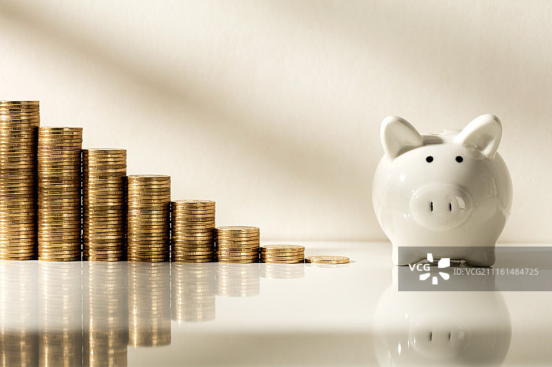 阳光照射的存钱罐和硬币阶梯图片素材