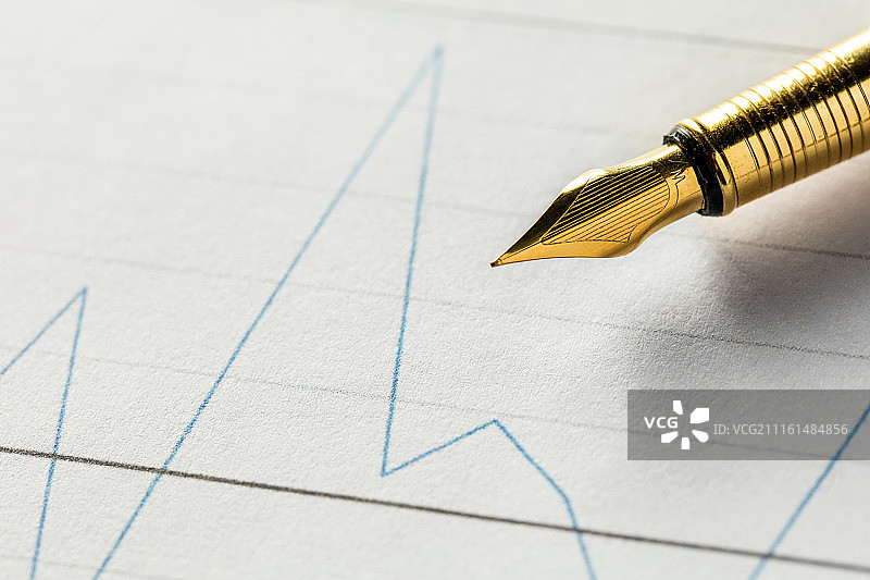 钢笔与金融分析图片素材
