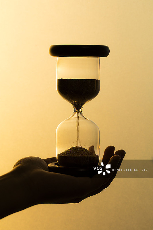 手中的沙漏图片素材