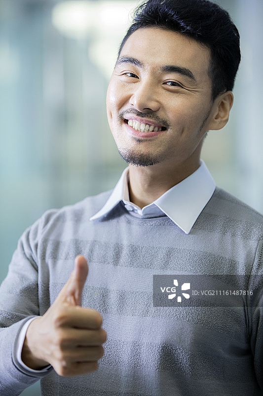 商务男士在办公室图片素材