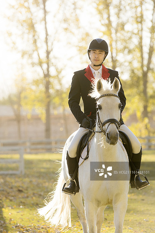 青年骑手在骑马图片素材