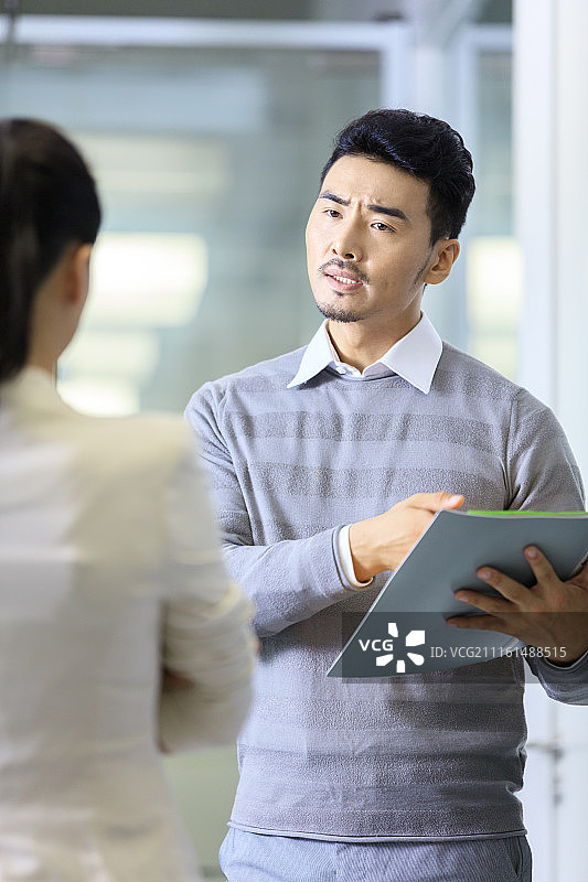 商务人士在办公室工作图片素材