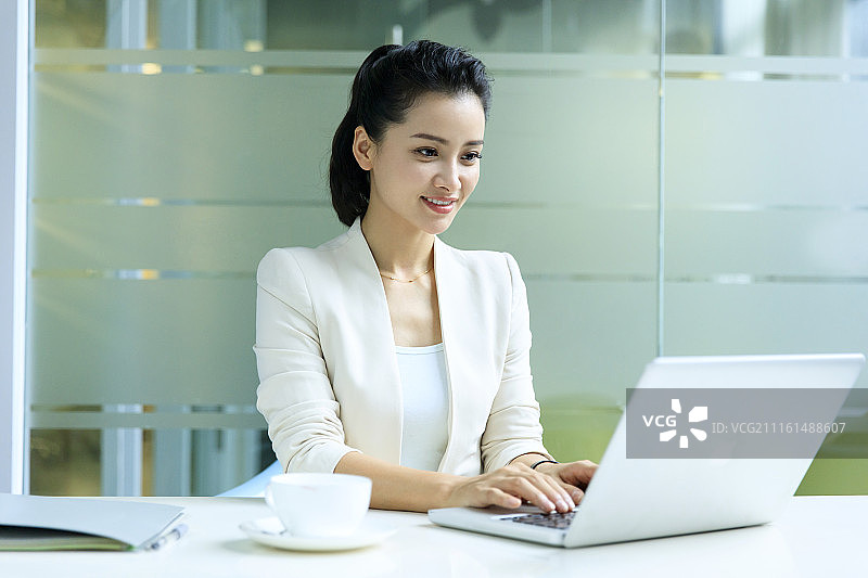 商务女士办公室肖像图片素材