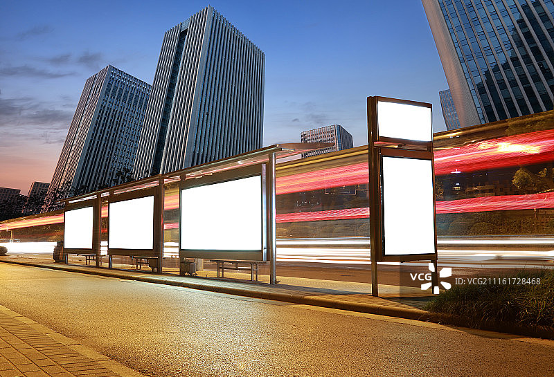 现代建筑和空旷的道路夜景图片素材