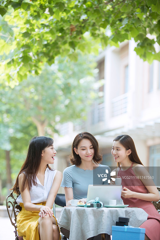 三个女白领在咖啡厅讨论工作图片素材