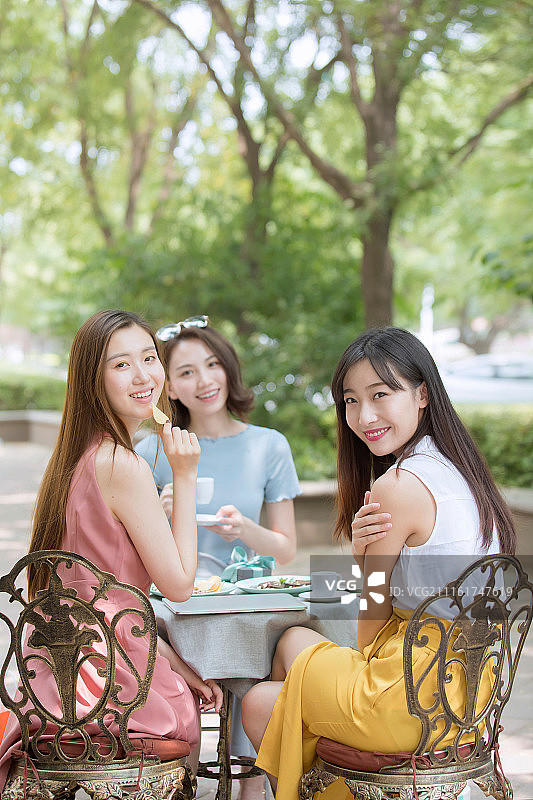 三个年轻女孩在喝下午茶图片素材