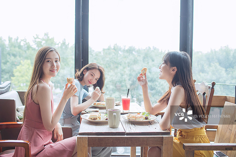 年轻闺蜜在家喝下午茶图片素材