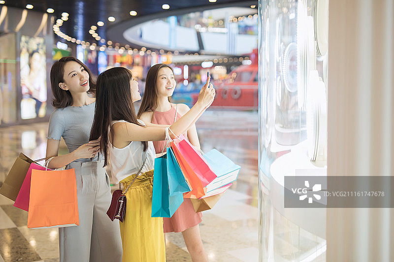 青年女闺蜜在商场购物图片素材