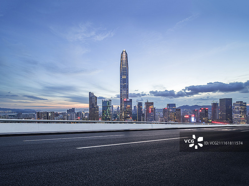 道路通向城市图片素材