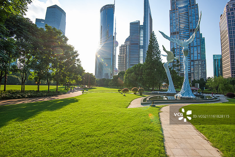 上海建筑群下的公园植被图片素材