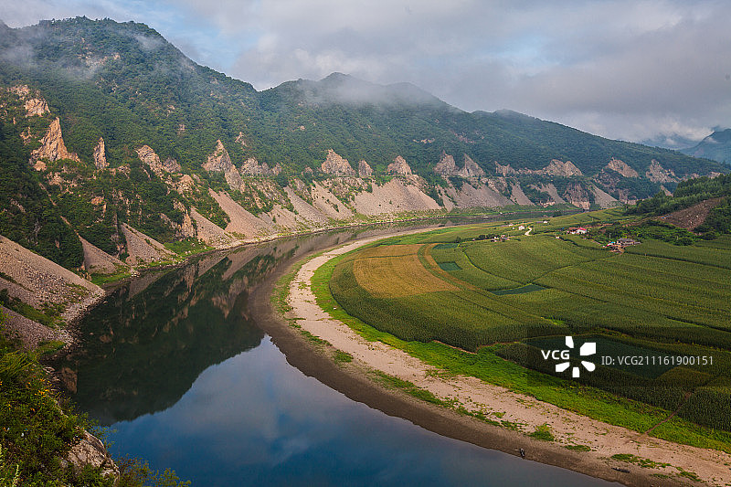 中国辽宁吉林交界处的浑江大转弯山水风光图片素材