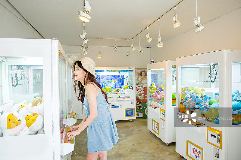 年轻女人在度假时画娃娃图片素材