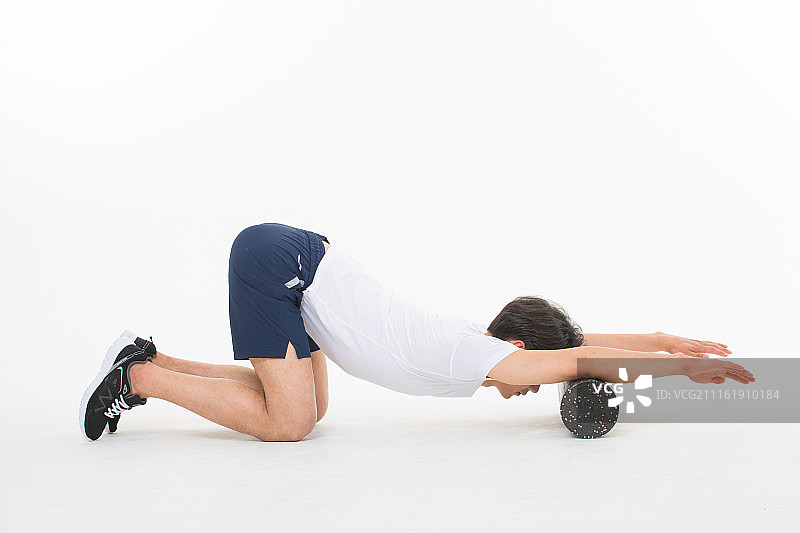 使用泡沫轴做伸展运动的韩国男人图片素材