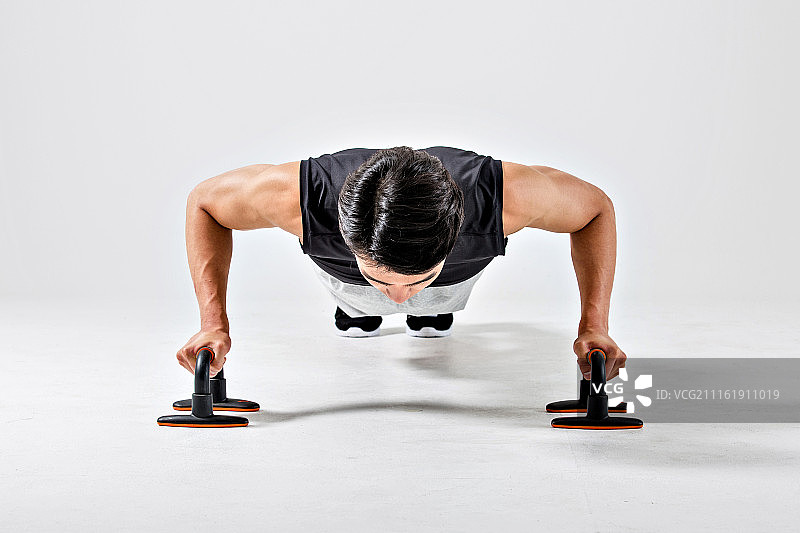 韩国人，重量训练（肌肉强化锻炼），人体，俯卧撑（肌肉强化锻炼）图片素材