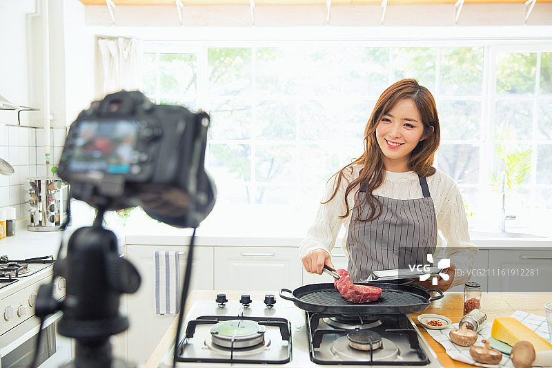 韩国女人在厨房烹饪牛肉图片素材