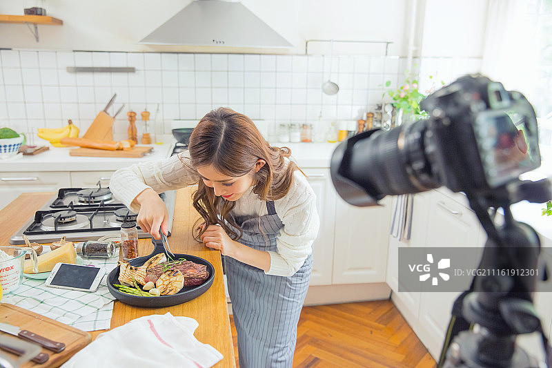 韩国女子，厨房，烹饪，牛肉，烤肉图片素材