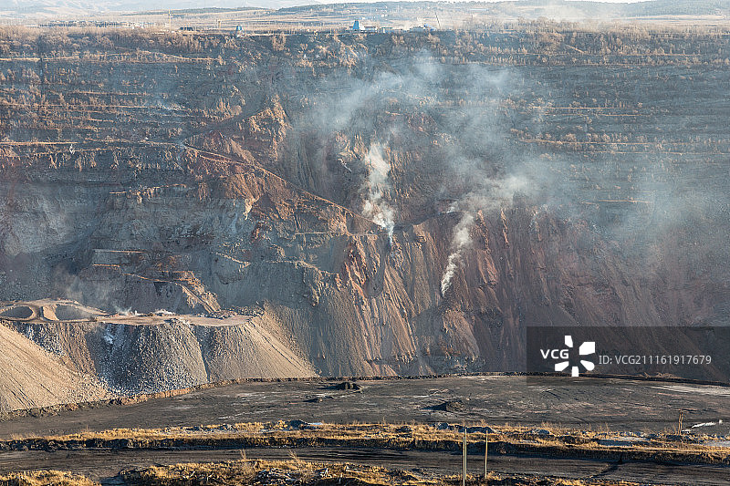 中国辽宁阜新露天煤矿污染破坏情景图片素材
