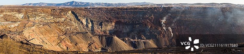中国辽宁阜新露天煤矿污染破坏情景图片素材