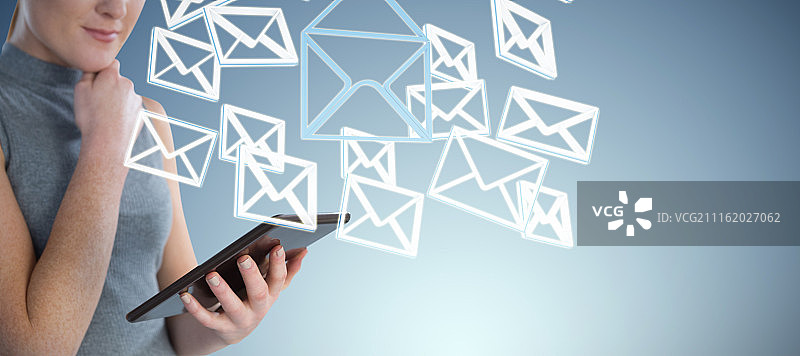 使用数字平板电脑的年轻女商人中段合成图像图片素材