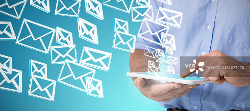 使用平板电脑的男士合成图图片素材