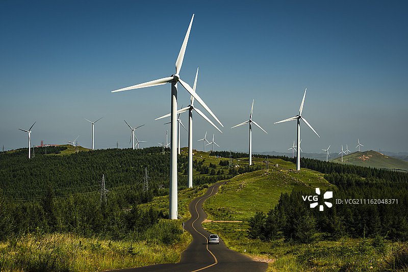 河北张北天路上的风力发电机图片素材