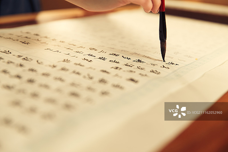 青年女人在练习书法图片素材