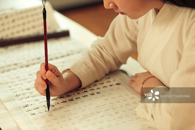 青年女人在练习书法图片素材