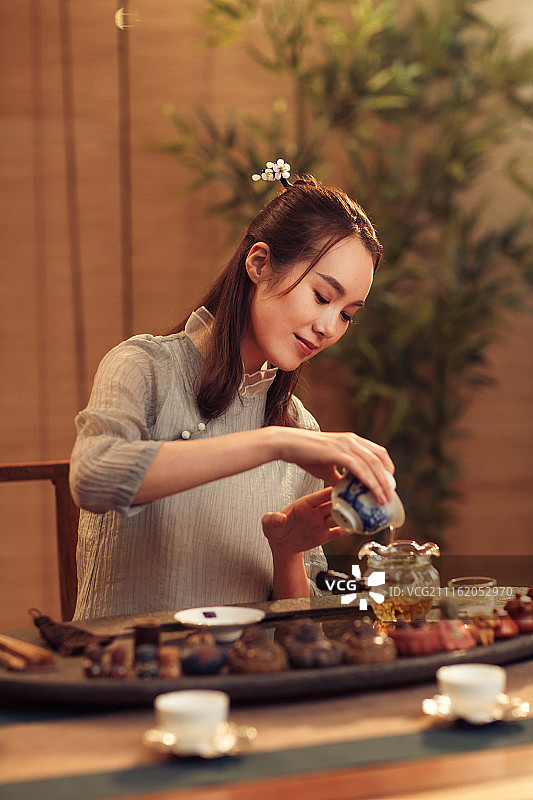 青年女人展示茶艺图片素材