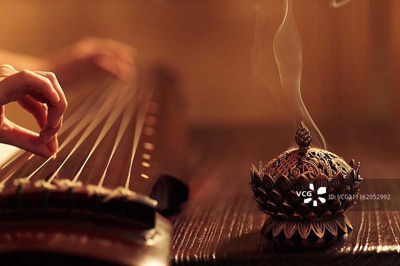 青年女人弹七弦琴图片素材