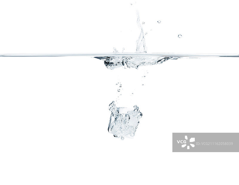 冰块掉进水里图片素材