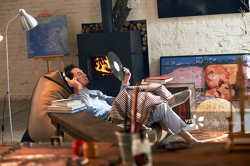 男艺术家在听音乐图片素材