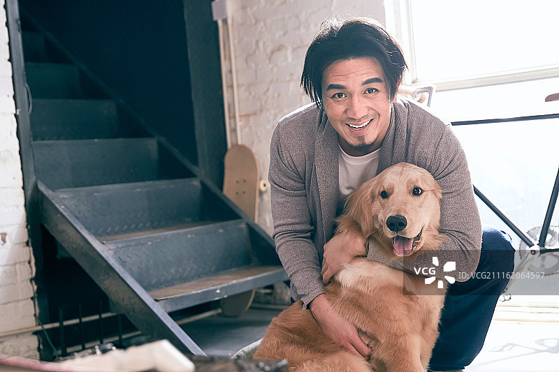 男艺术家和宠物狗图片素材
