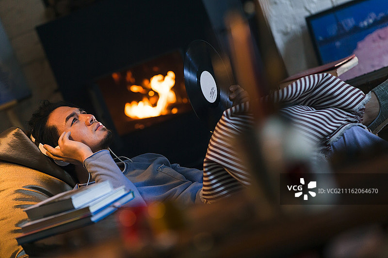 男艺术家在听音乐图片素材