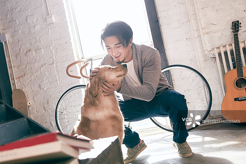 男艺术家和宠物狗图片素材