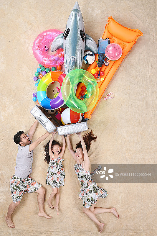 快乐家庭在海边玩耍图片素材