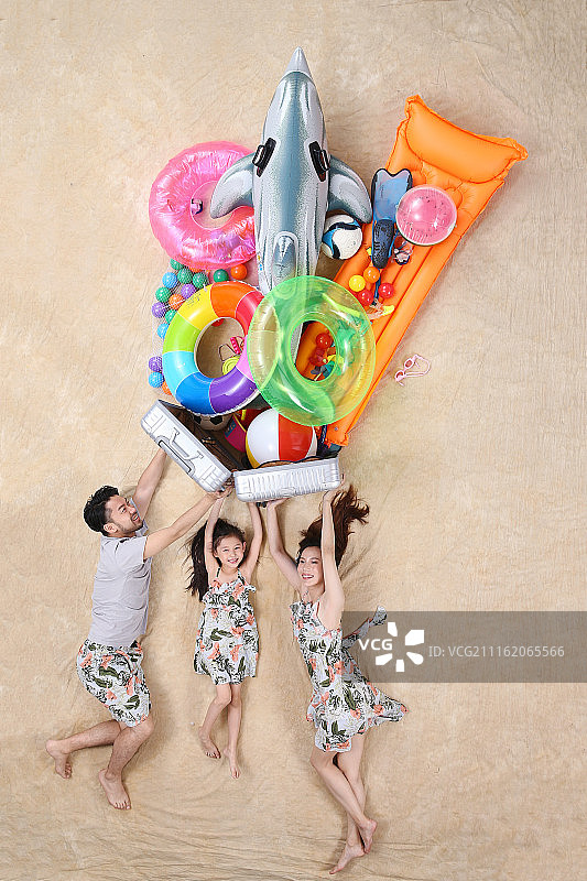 快乐家庭在海边玩耍图片素材