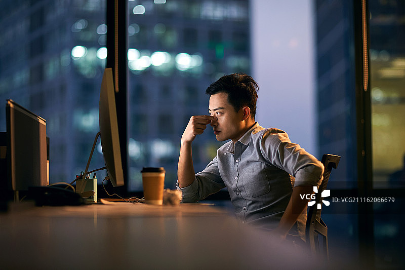 商务青年男人在办公室加班图片素材