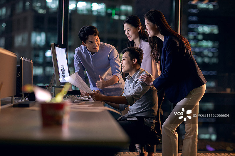 商务团队在办公室加班图片素材