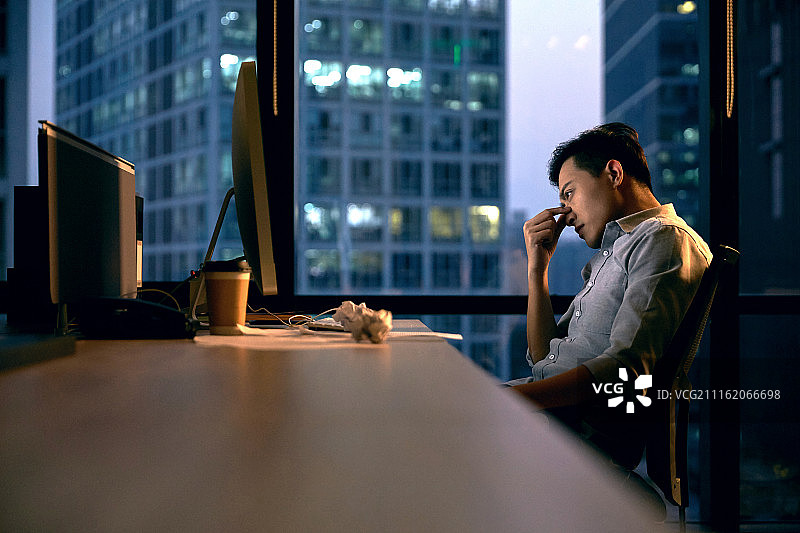 商务青年男人在办公室加班图片素材